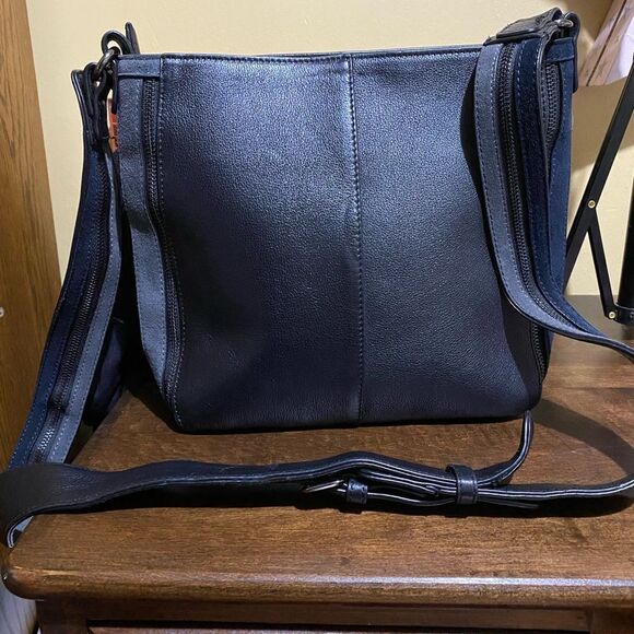 SONDRA ROBERTS COLOR BLOCK NAVY SHOULDER BAG - Picture 4 of 5